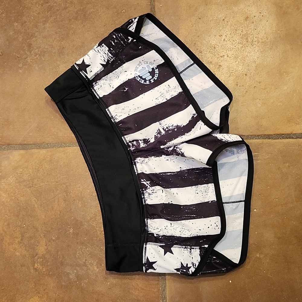 Feed me Fight me black & white stars & stripes shorts. Sz xs